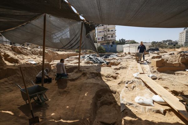 Tumbas de 2 mil anos revelam 1º cemitério romano completo na Faixa de Gaza - Sputnik Brasil