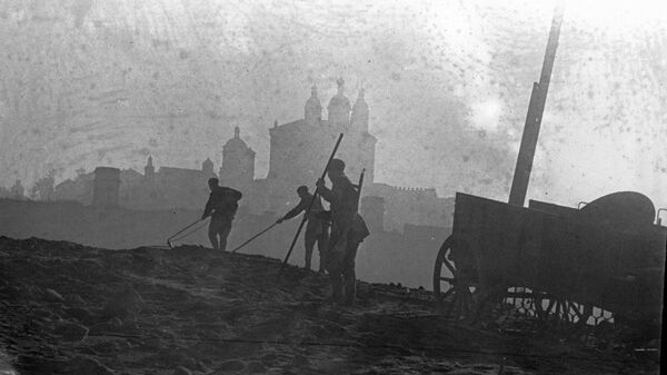 A Segunda Batalha de Smolensk, operação ofensiva estratégica Soviética Suvorov (7 agosto - 2 outubro de 1943). Sapadores desminam margem do rio Dniepre em Smolensk - Sputnik Brasil