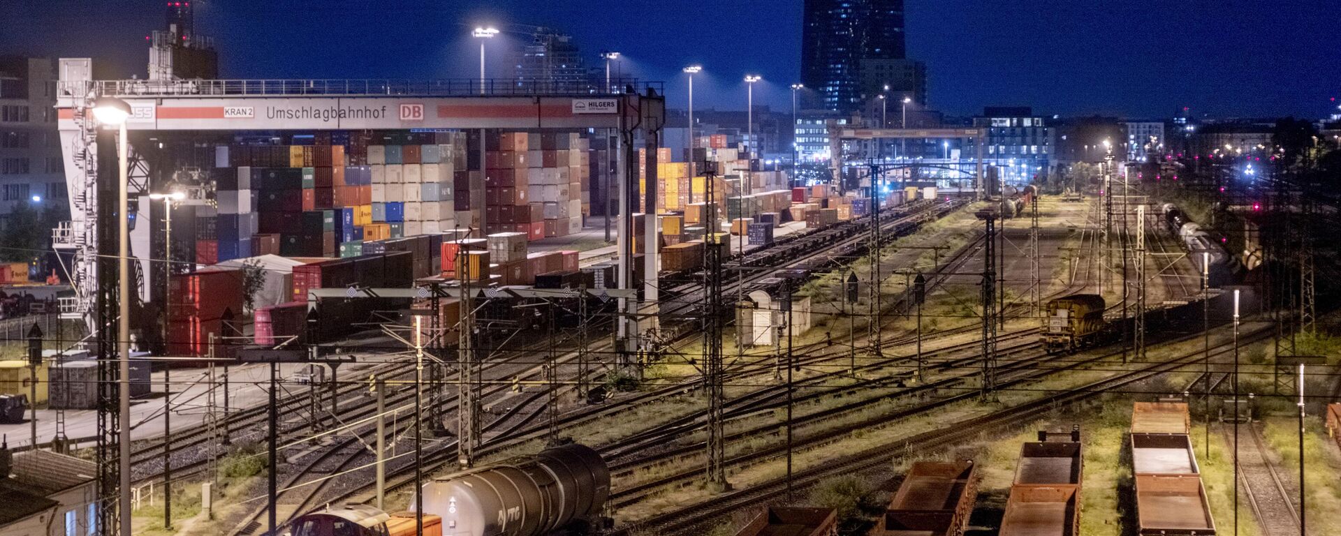 Estação ferroviária de carga, com a sede do Banco Central Europeu visível no horizonte em Frankfurt, Alemanha, 28 de agosto de 2023 - Sputnik Brasil, 1920, 25.09.2023