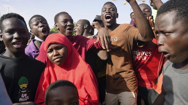 Jovens se reúnem para registrarem-se como voluntários para lutar pelo país no âmbito de uma iniciativa de voluntariado, em Niamey, Níger, 19 de agosto de 2023 - Sputnik Brasil