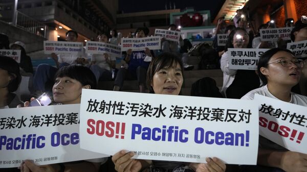 Manifestantes se organizam para exigir o fim da liberação pelo Japão de água radioativa tratada da usina nuclear danificada de Fukushima no mar. Coreia do Sul, 31 de agosto de 2023 - Sputnik Brasil