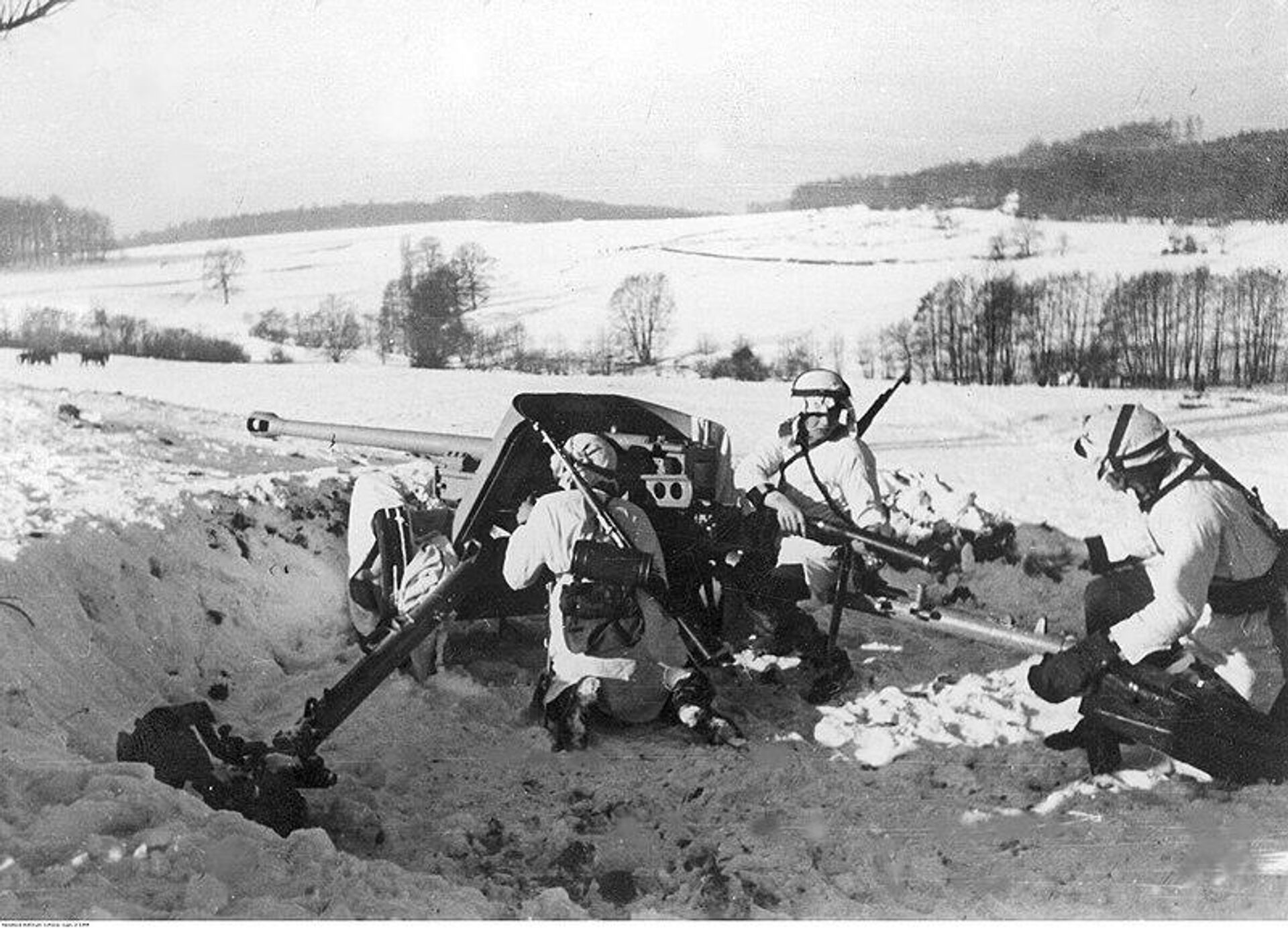 Soldados da 14ª Divisão SS com um canhão antitanque Pak 38 de 5 cm na Frente Oriental, março de 1944 - Sputnik Brasil, 1920, 25.09.2023