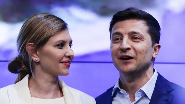 Alyona Zelenska e Vladimir Zelensky durante o segundo turno das eleições presidenciais, em Kiev. Ucrânia, 21 de abril de 2019 - Sputnik Brasil
