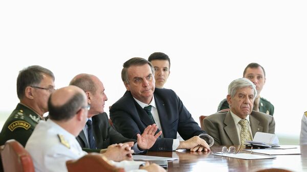 Mauro Cid apareceu ao fundo em reunião com Bolsonaro, líderes militares e Augusto Heleno - Sputnik Brasil