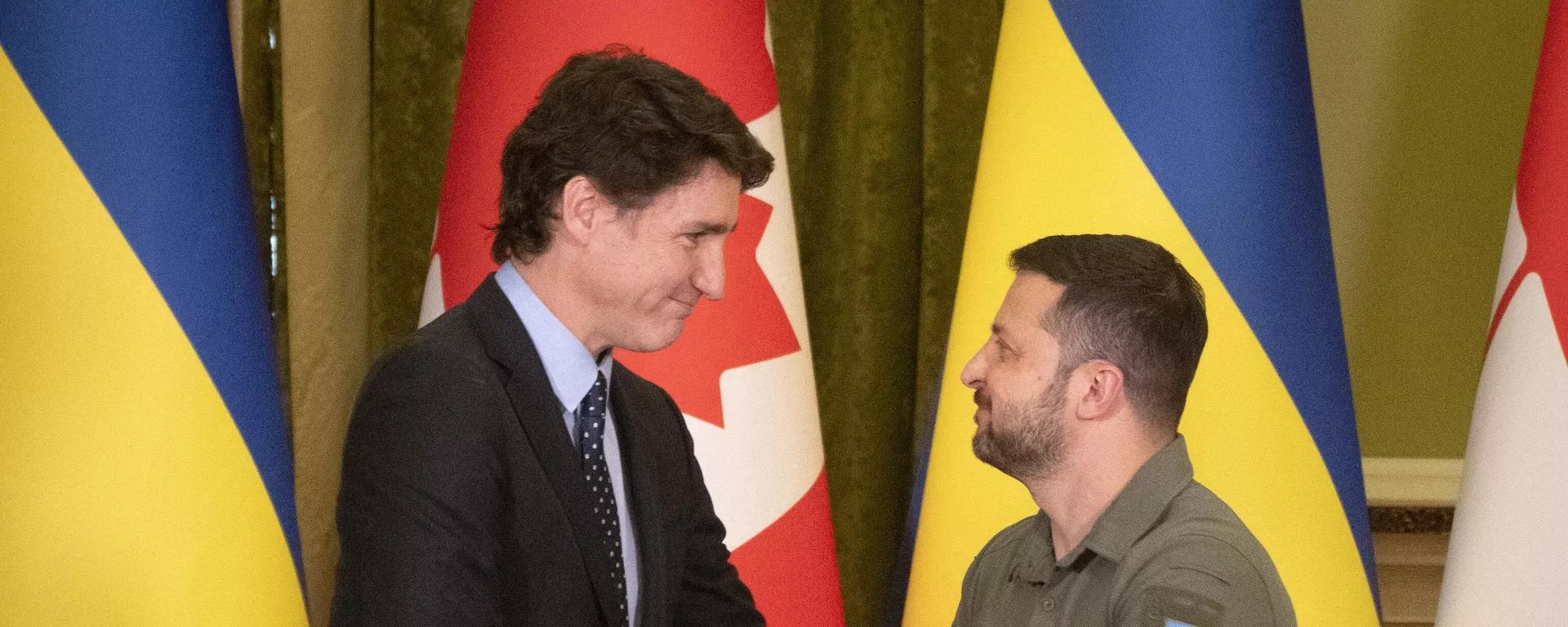 O primeiro-ministro canadense, Justin Trudeau (à esquerda), em encontro com o presidente ucraniano, Vladimir Zelensky, em Kiev. Ucrânia, 10 de junho de 2023 - Sputnik Brasil, 1920, 25.09.2024