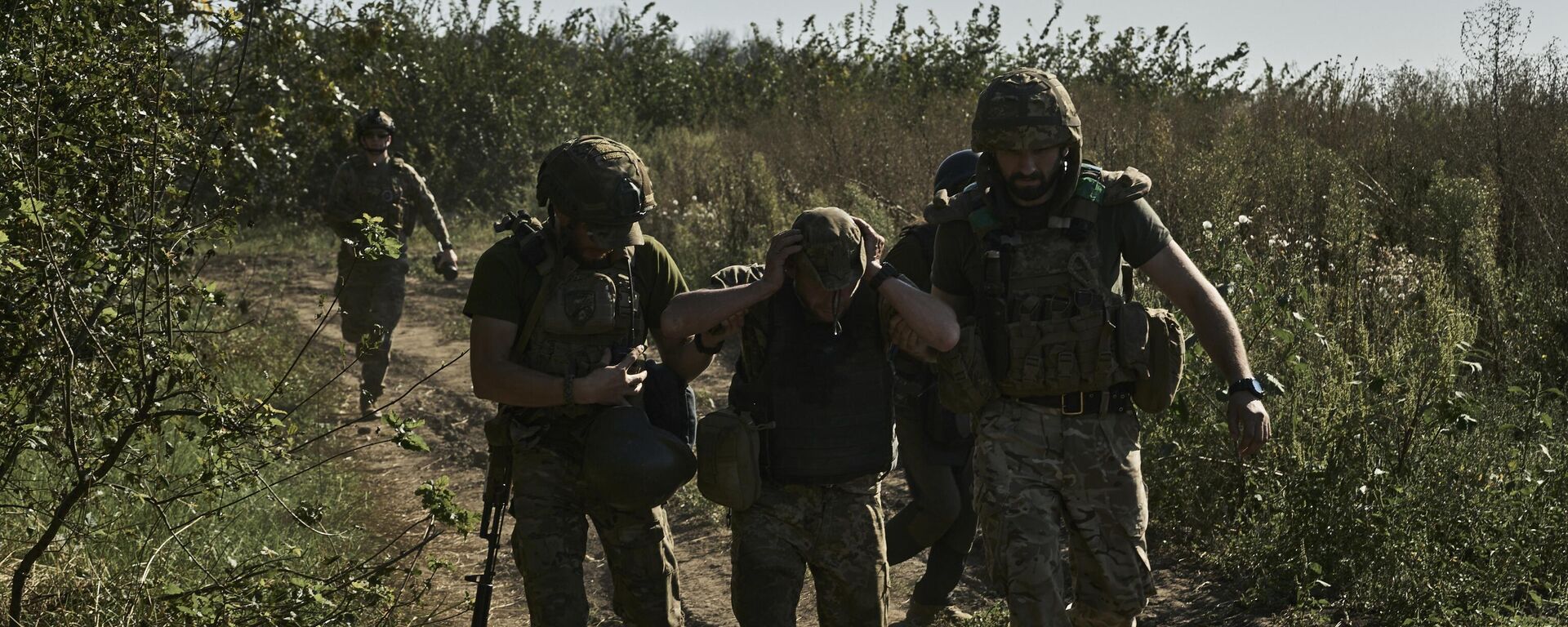 Soldado ucraniano é retirado da linha de frente de combate perto da região de Donetsk. Ucrânia, 30 de agosto de 2023 - Sputnik Brasil, 1920, 23.10.2023