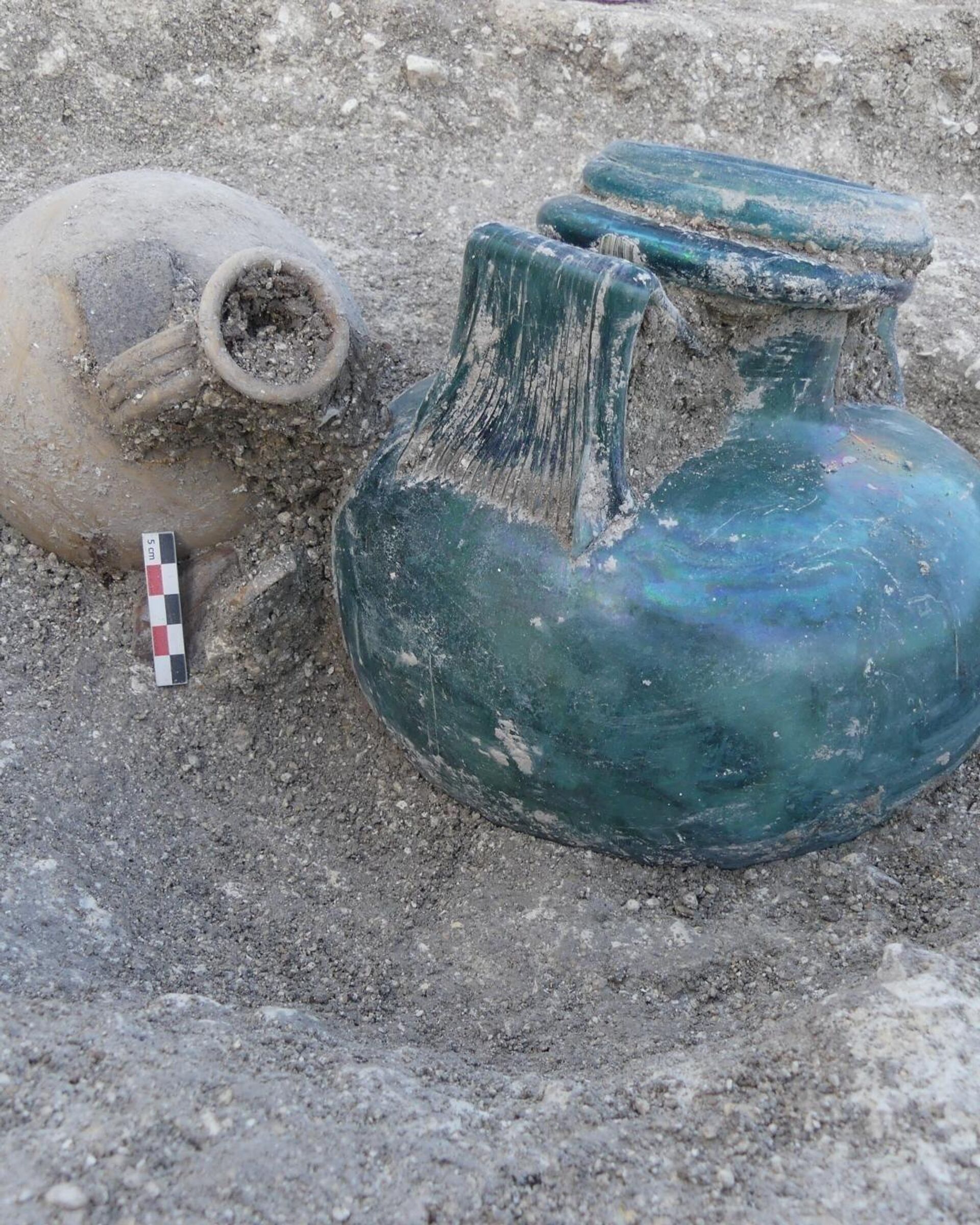Uma urna de vidro e jarro encontrados no sítio arqueológico na França - Sputnik Brasil, 1920, 27.09.2023
