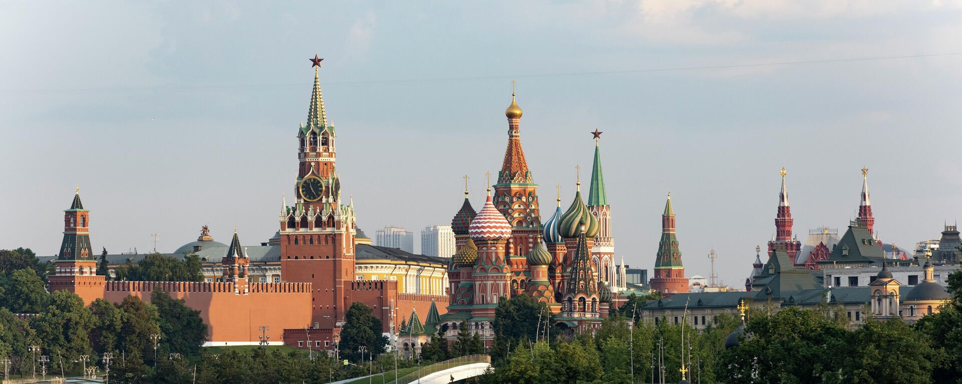Vista do Kremlin com a Torre Spasskaya e a Catedral de São Basílio, em Moscou, Rússia - Sputnik Brasil, 1920, 27.09.2023