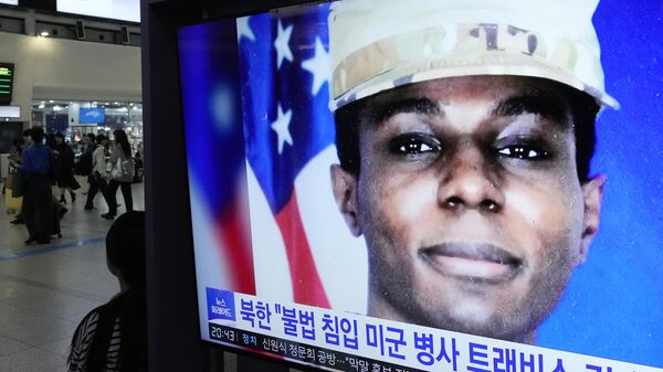 Uma tela de TV mostra uma imagem de arquivo do soldado americano Travis King durante um programa de notícias na estação ferroviária de Seul, em Seul, Coreia do Sul, 27 de setembro de 2023 - Sputnik Brasil
