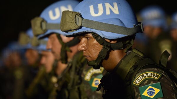 Militares brasileiros da Missão das Nações Unidas para Estabilização no Haiti (MINUSTAH) ficam em posição de sentido durante cerimônia de transferência do comando do contingente militar na capital haitiana Porto Príncipe (foto de arquivo) - Sputnik Brasil