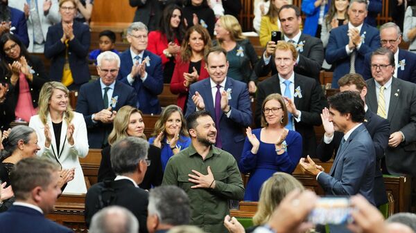 Presidente da Ucrânia, Vladimir Zelensky (ao centro, de verde), e o primeiro-ministro canadense, Justin Trudeau (à direita, de perfil), na cerimônia no Parlamento do Canadá em que um soldado nazista foi ovacionado, em 22 de setembro de 2023 - Sputnik Brasil