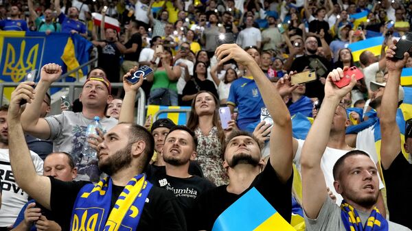 Torcedores da Ucrânia seguram smartphones com tochas acesas durante a partida de futebol das eliminatórias do Grupo C para a Euro 2024 entre Ucrânia e Inglaterra em Wroclaw, Polônia, 9 de setembro de 2023 - Sputnik Brasil