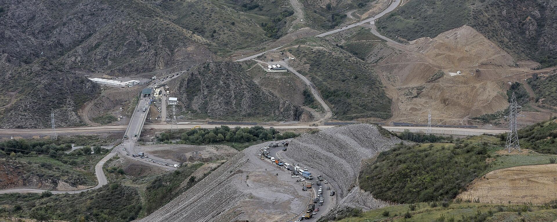 Comboio de veículos se deslocando de Nagorno-Karabakh pelo corredor de Lachin - Sputnik Brasil, 1920, 07.12.2023