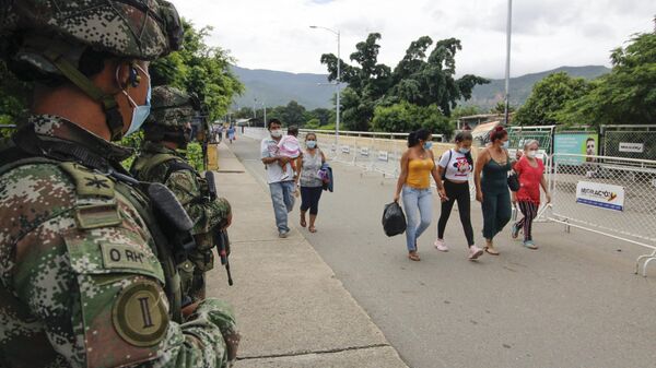 Soldados montam guarda enquanto as pessoas cruzam a Ponte Internacional Simón Bolívar da Venezuela para Cúcuta, Colômbia (foto de arquivo) - Sputnik Brasil