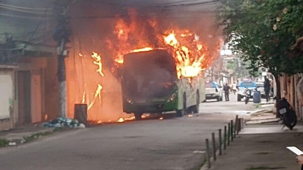 Ônibus incendiado em Duque de Caxias, no estado do Rio de Janeiro, em 28 de setembro de 2023 - Sputnik Brasil