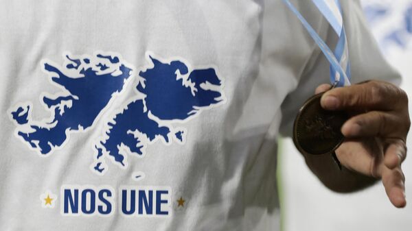 Veterano da Guerra das Malvinas com camisola retratando as Ilhas Malvinas segura medalha durante partida de futebol no Estádio La Bombonera, Buenos Aires, Argentina, 2 de abril de 2022 - Sputnik Brasil