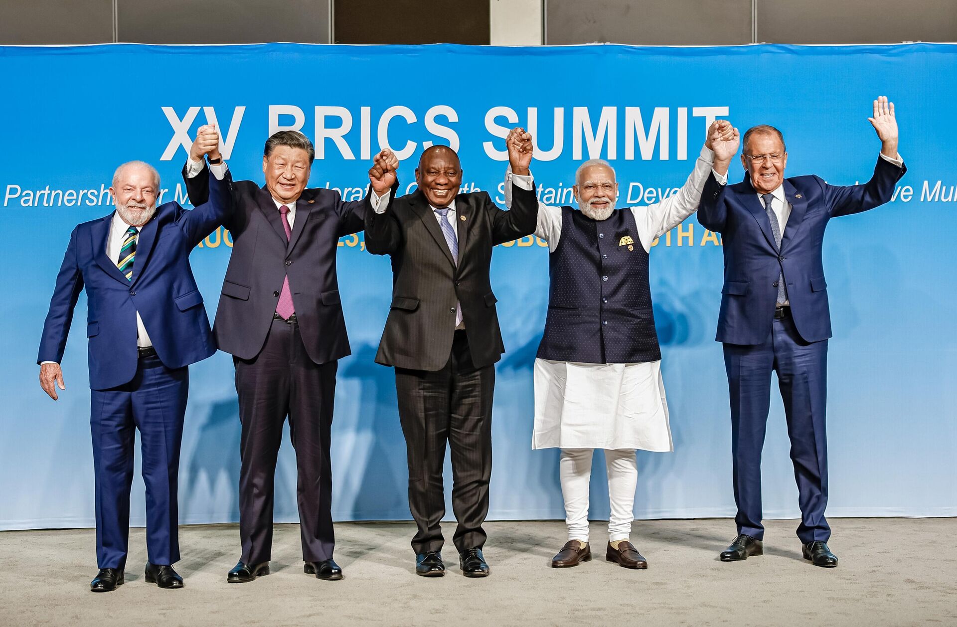 Da esquerda para a direita: Luiz Inácio Lula da Silva (Brasil), Xi Jinping (China), Cyril Ramaphosa (África do Sul), Narendra Modi (Índia), Sergei Lavrov (Rússia), durante cúpula do BRICS em Joanesburgo, África do Sul, 23 de agosto de 2023 - Sputnik Brasil, 1920, 16.11.2023