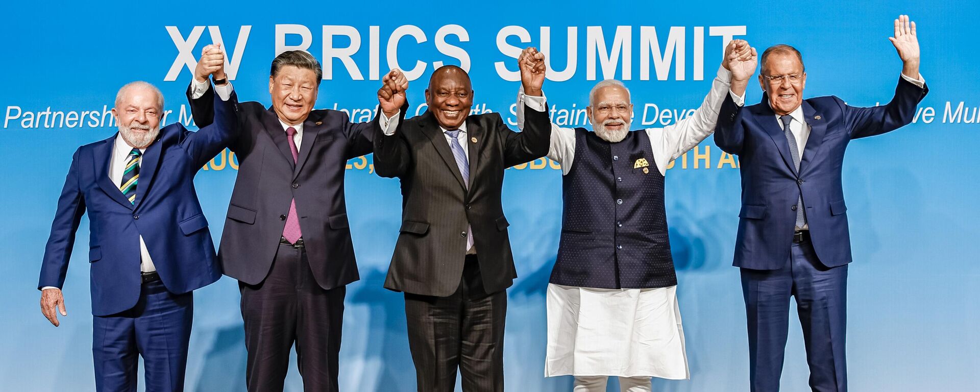 Da esquerda para a direita: Luiz Inácio Lula da Silva (Brasil), Xi Jinping (China), Cyril Ramaphosa (África do Sul), Narendra Modi (Índia), Sergei Lavrov (Rússia), durante cúpula do BRICS em Joanesburgo, África do Sul, 23 de agosto de 2023 - Sputnik Brasil, 1920, 03.11.2023