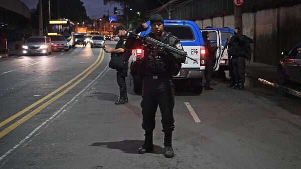 Polícia monta guarda durante protesto contra a violência policial na favela do Jacarezinho, no Rio de Janeiro, Brasil, em 7 de maio de 2021 - Sputnik Brasil