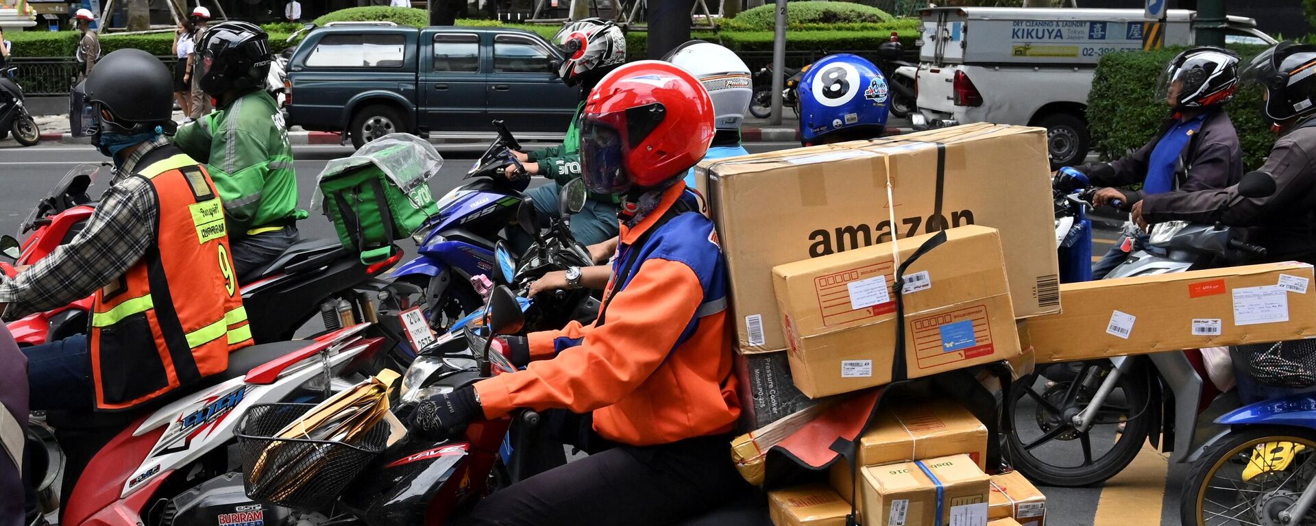 Motociclistas que trabalham com entregas - Sputnik Brasil, 1920, 12.05.2025