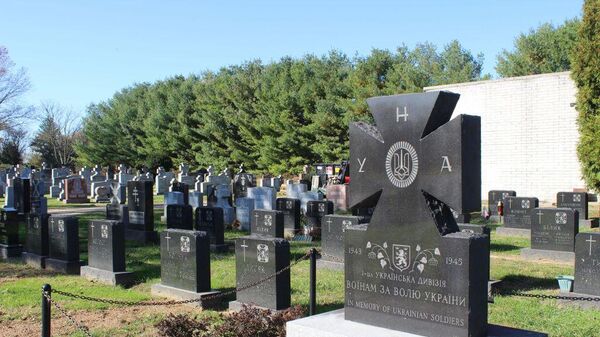 Memorial dedicado à 14ª Divisão de Granadeiros Waffen da SS nazista, no cemitério St. Mary's, em Elkins Park, na Filadélfia. EUA, 7 de maio de 2023 - Sputnik Brasil