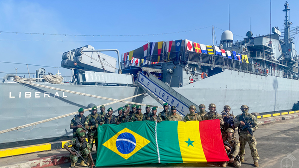 Fragata Liberal da Marinha do Brasil realiza visita ao porto de Dacar, no Senegal, 23 de setembro 2023 - Sputnik Brasil