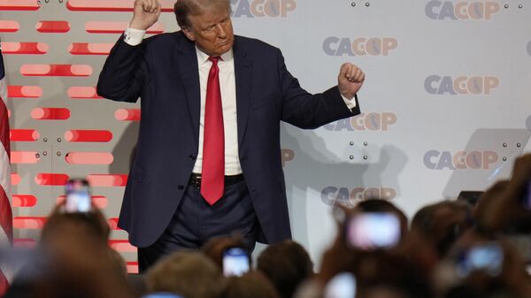 Donald Trump, ex-presidente americano, reage à multidão após discursar na convenção do Partido Republicano da Califórnia, em Anaheim. Califórnia, EUA, 29 de setembro de 2023 - Sputnik Brasil