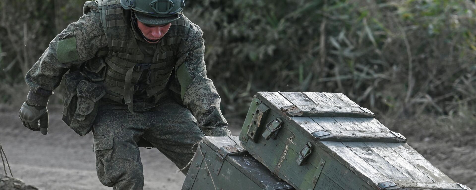 Recruta da 200ª Brigada de Fuzis Motorizados da Guarda Independente durante treinamento tático e de armas de fogo em um campo de treinamento na República Popular de Lugansk, foto publicada em 13 de setembro de 2023 - Sputnik Brasil, 1920, 30.09.2023