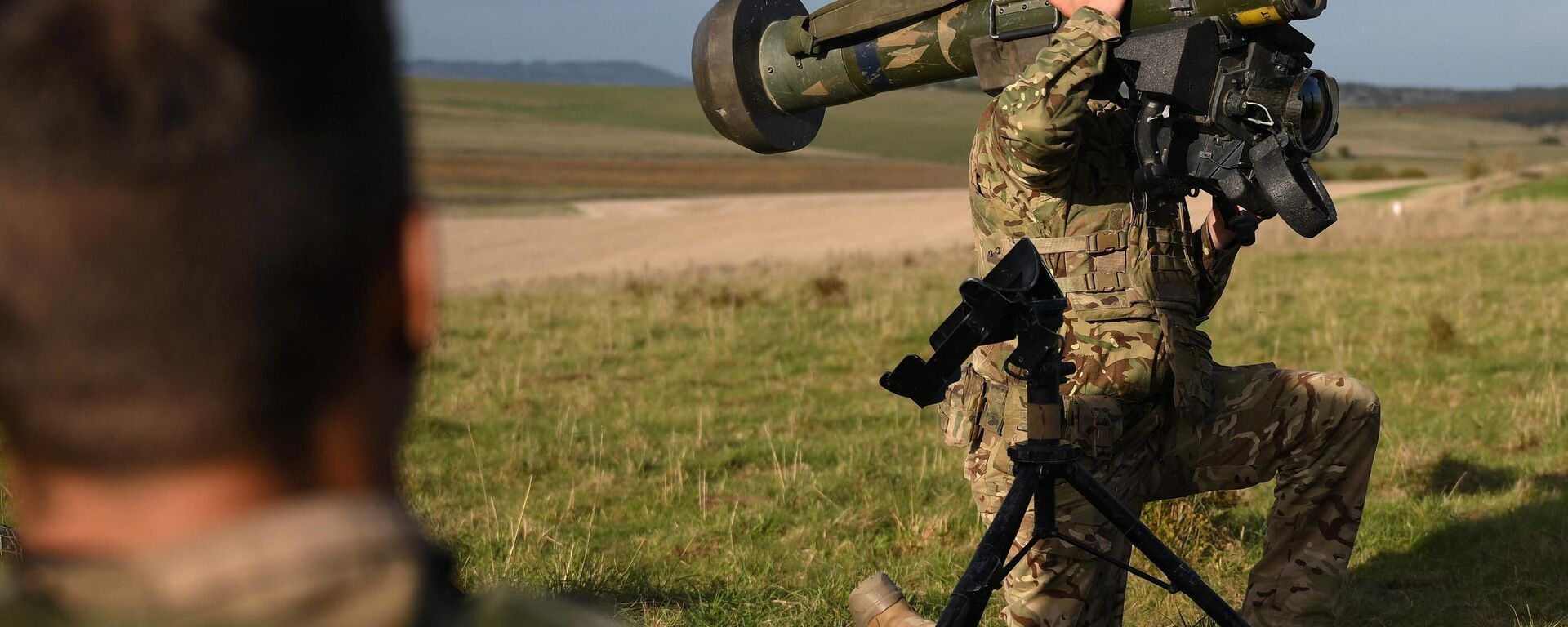 Instrutor das Forças Armadas britânicas segura sistema antitanque Javelin enquanto fala com recrutas ucranianos durante curso de treinamento de combate perto de Durrington, Inglaterra, Reino Unido, 11 de outubro de 2022 - Sputnik Brasil, 1920, 01.10.2023