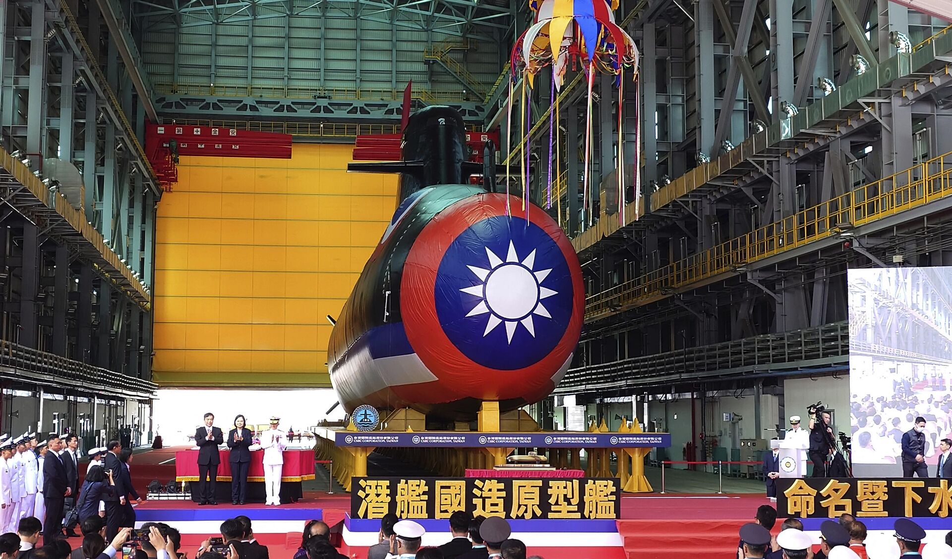 A chefe da administração de Taiwan, Tsai Ing-wen (C), entre as três pessoas ao lado do submarino, participa da cerimônia de lançamento das embarcações de fabricação nacional nos estaleiros da CSBC Corp em Kaohsiung, sul de Taiwan, 28 de setembro de 2023 - Sputnik Brasil, 1920, 01.10.2023