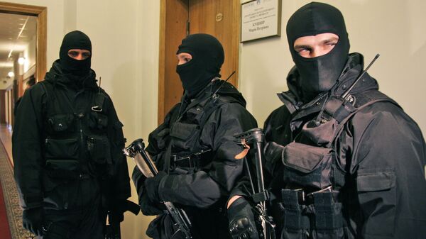 Agentes do Serviço de Segurança da Ucrânia durante invasão à sede da empresa de gás natural do país, Naftogaz, em Kiev, em operação relacionada a desvio de verba. Ucrânia, 4 de março de 2009 - Sputnik Brasil