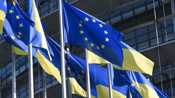 Bandeiras da União Europeia e da Ucrânia hasteadas fora do Parlamento Europeu, em Estrasburgo. França, 8 de março de 2022 - Sputnik Brasil