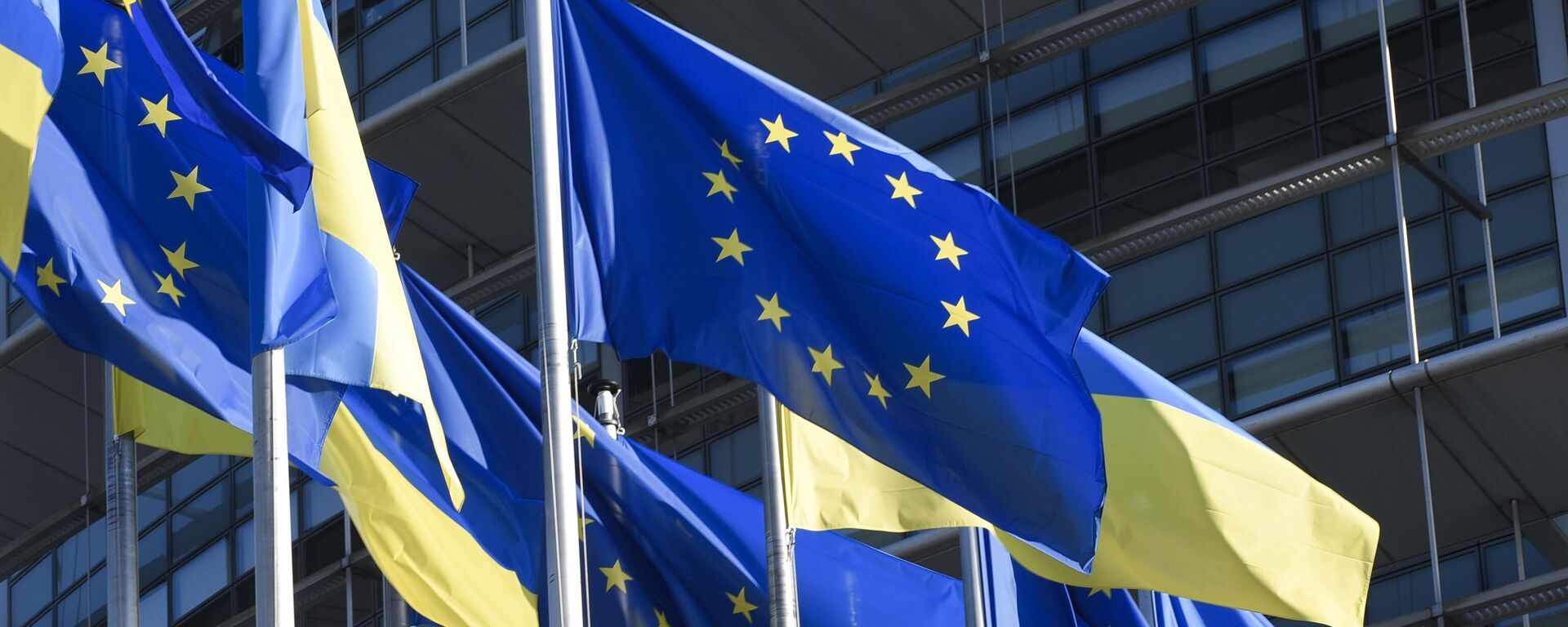 Bandeiras da União Europeia (UE) e da Ucrânia hasteadas fora do Parlamento Europeu, em Estrasburgo. França, 8 de março de 2022 - Sputnik Brasil, 1920, 24.10.2023
