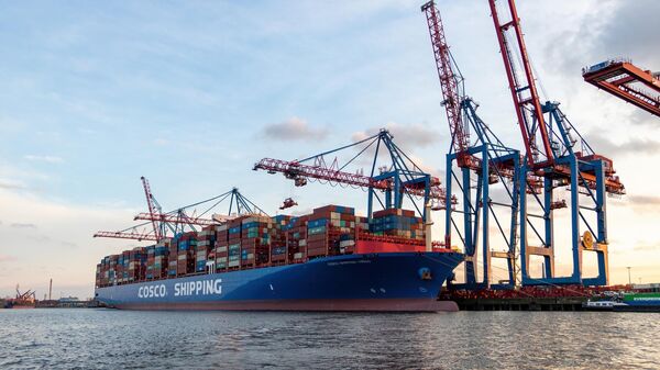 Grande navio de carga da empresa chinesa Cosco Shipping - Sputnik Brasil