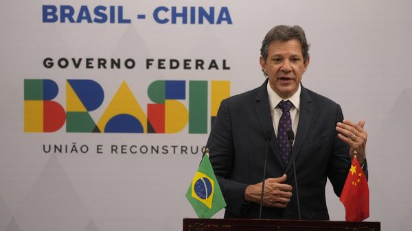 O Ministro da Fazenda do Brasil, Fernando Haddad, fala à mídia na Embaixada do Brasil em Pequim, em 14 de abril de 2023 - Sputnik Brasil