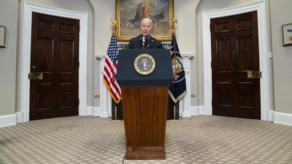 O presidente Joe Biden faz comentários sobre o perdão de dívidas de empréstimos estudantis, na Sala Roosevelt da Casa Branca, 4 de outubro de 2023 - Sputnik Brasil
