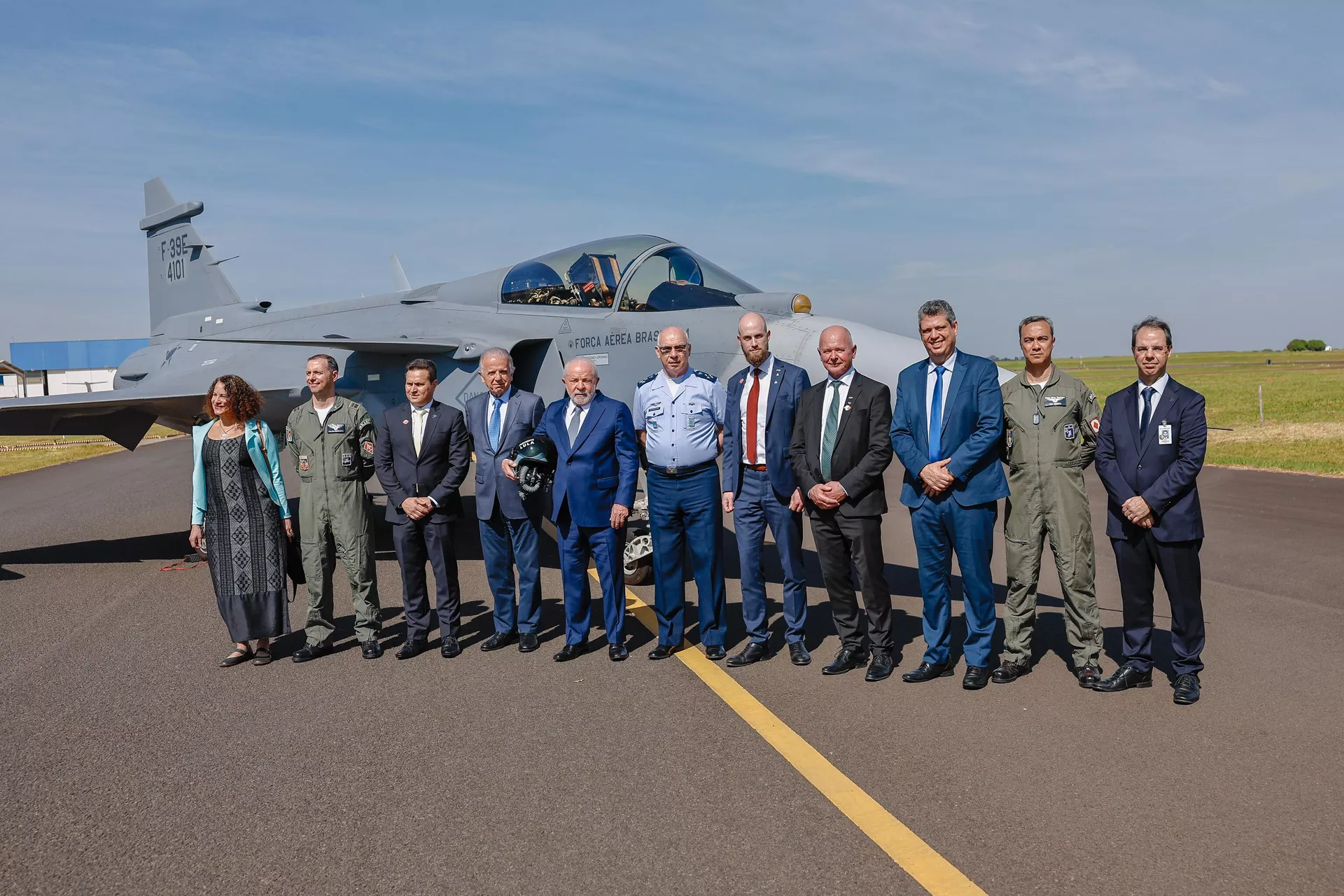 Presidente do Brasil, Luiz Inácio Lula da Silva (o quinto da esquerda para a direita), durante cerimônia de inauguração da linha de produção do caça Gripen e visita à linha de produção, São Paulo, 9 de maio de 2023 - Sputnik Brasil, 1920, 17.05.2024