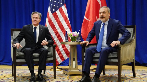 O secretário de Estado dos EUA, Antony Blinken, reúne-se com o ministro das Relações Exteriores da Turquia, Hakan Fidan, à margem da 78ª Assembleia Geral das Nações Unidas, na cidade de Nova York, em 22 de setembro de 2023 - Sputnik Brasil