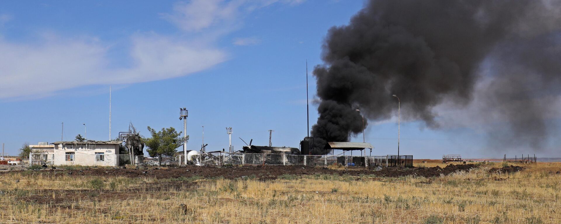 Ondas de fumaça da instalação petrolífera de Babasi, na zona rural de al-Qahtaniya, na província de Hasakeh, no nordeste da Síria, controlada pelos curdos, em 6 de outubro de 2023, após um ataque turco - Sputnik Brasil, 1920, 06.10.2023