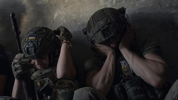 Soldados ucranianos cobrem os ouvidos para se proteger do bombardeio de tanques russos em Zaporozhie, em 2 de julho de 2023 - Sputnik Brasil