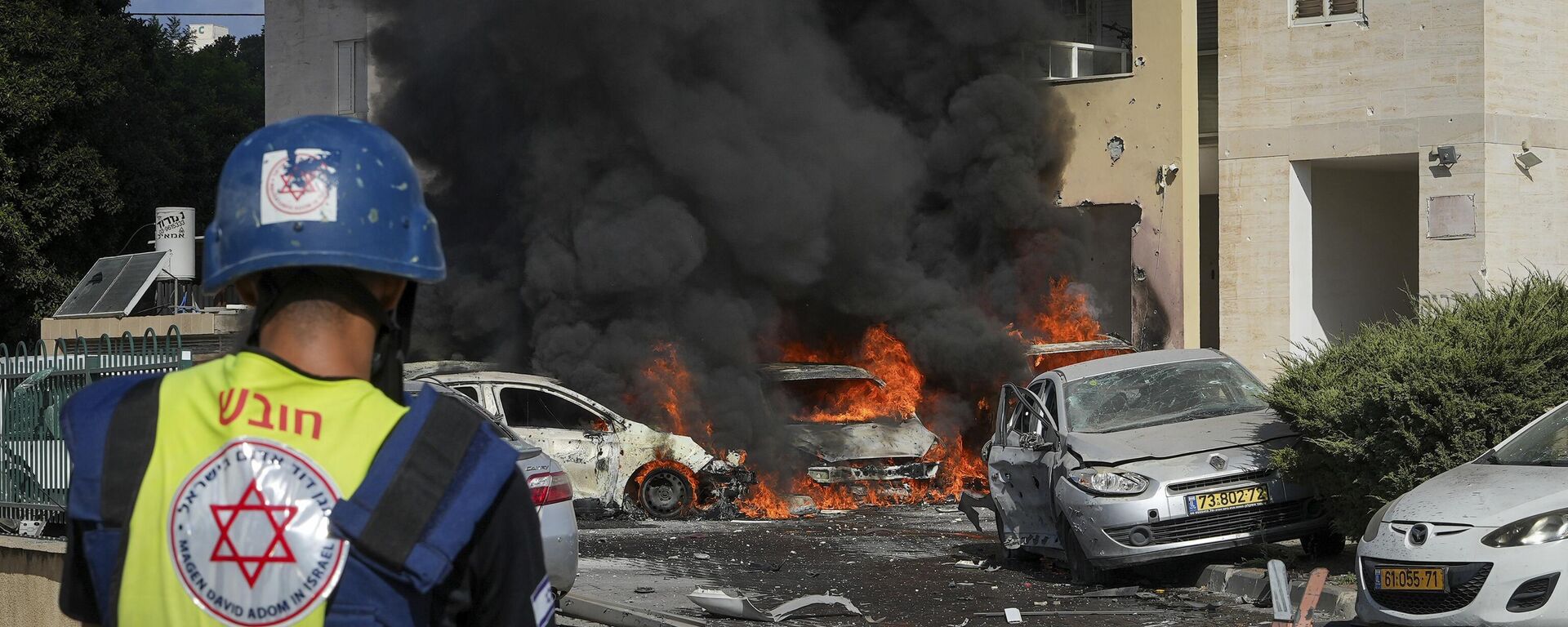 Carros em chamas após um foguete disparado a partir da Faixa de Gaza atingir um estacionamento e um prédio residencial na cidade de Ashkelon, no sul de Israel, 7 de outubro de 2023 - Sputnik Brasil, 1920, 07.10.2023
