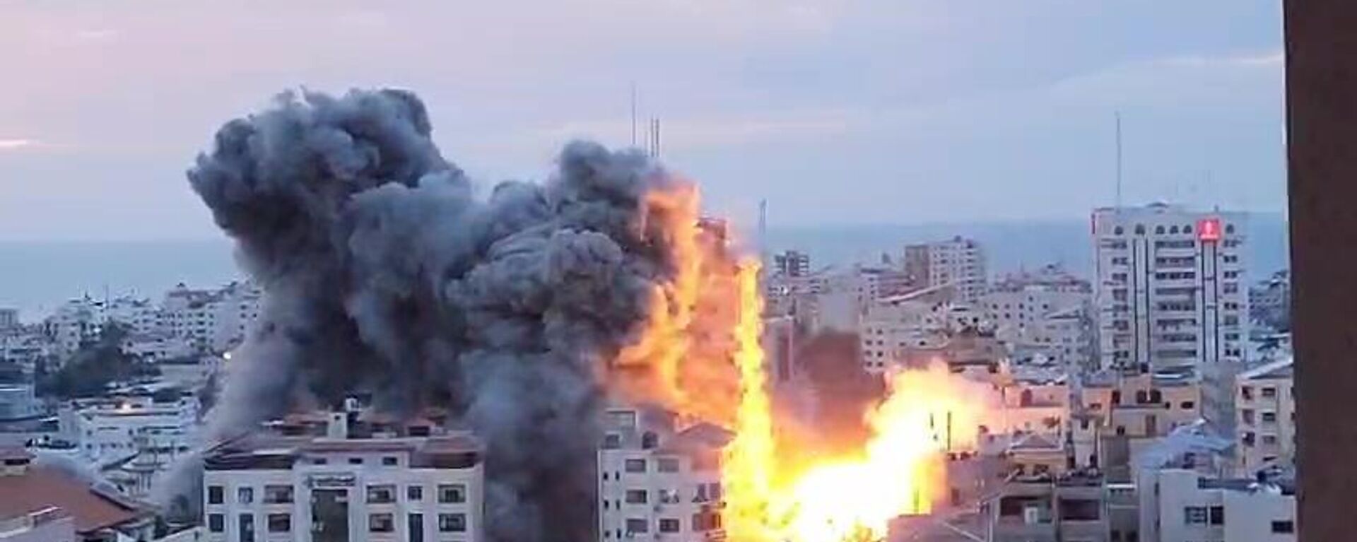Trecho de vídeo mostra bombardeios na cidade de Gaza vistos de uma sacada, em 7 de outubro de 2023 - Sputnik Brasil, 1920, 07.10.2023
