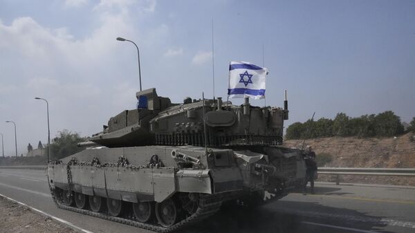 Tanque israelense perto de Sderot, Israel, em 8 de outubro de 2023 - Sputnik Brasil