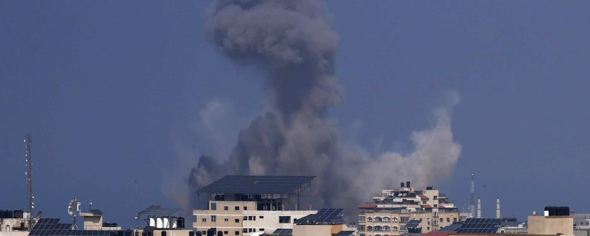Fumaça sobe após explosão, em meio à escalada do conflito entre Israel e Palestina. Gaza, 8 de outubro de 2023 - Sputnik Brasil, 1920, 08.10.2023
