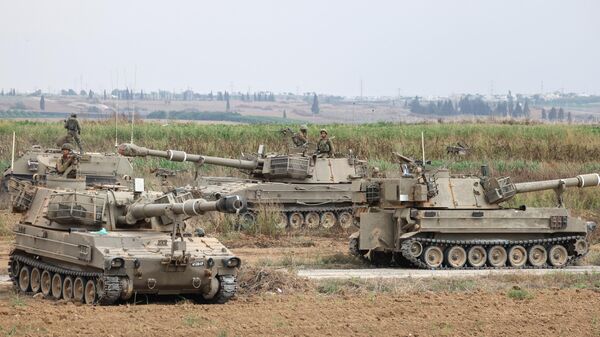 Soldados do Exército israelense posicionam veículos blindados perto da fronteira com a Faixa de Gaza, no sul de Israel, em 9 de outubro de 2023 - Sputnik Brasil