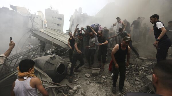 Palestinos removem um cadáver dos escombros de um prédio após um ataque aéreo israelense. Faixa de Gaza, 9 de outubro de 2023 - Sputnik Brasil