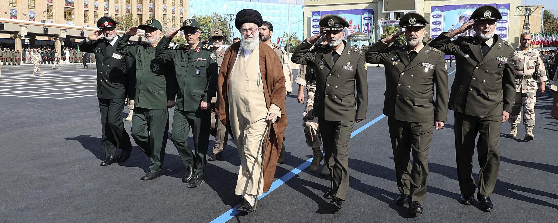 Líder Supremo Aiatolá Ali Khamenei, ao centro, analisa um grupo de cadetes das forças armadas durante sua cerimônia de formatura acompanhados por comandantes das forças armadas, em Teerã, Irã, 10 de outubro de 2023 - Sputnik Brasil, 1920, 16.04.2024
