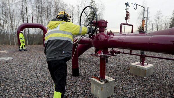 Esta foto mostra um funcionário operando uma válvula em uma estação de compressão do gasoduto marítimo Balticconnector em Inkoo, Finlândia (foto de arquivo) - Sputnik Brasil
