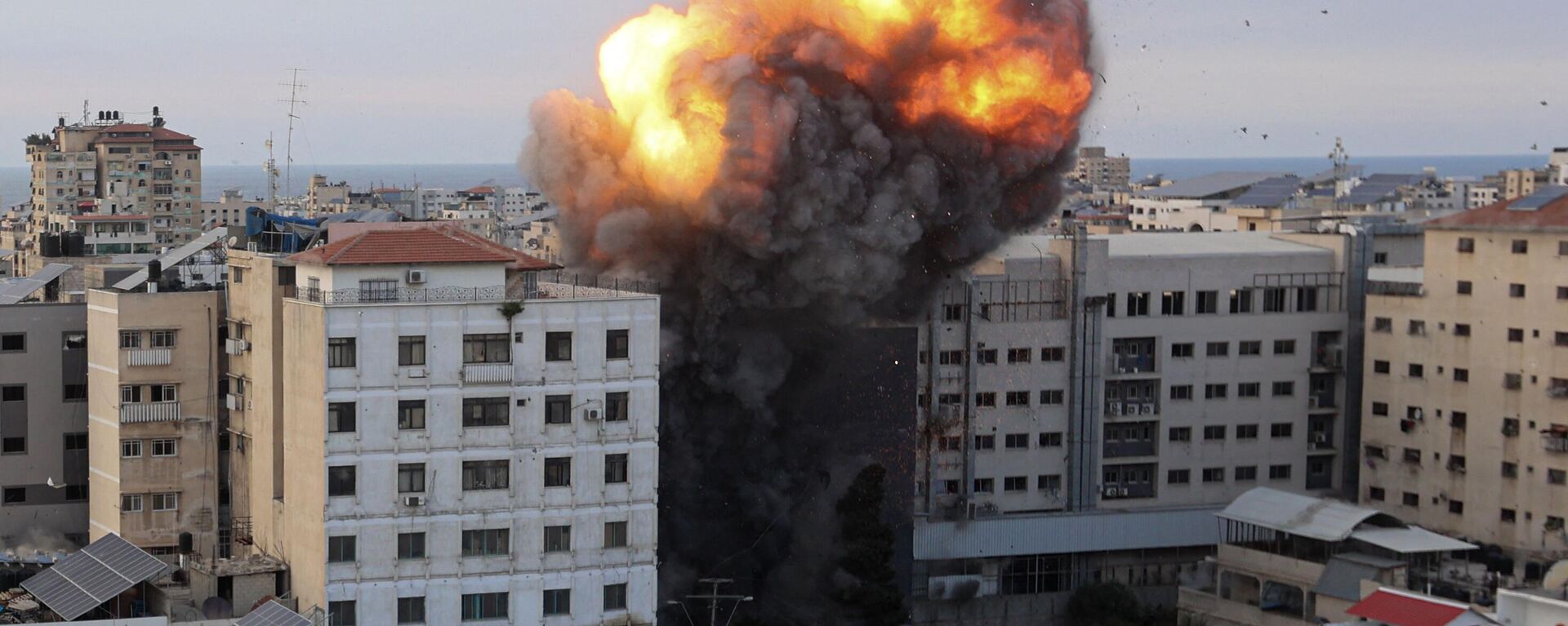 Bombardeio de edifícios na cidade palestina de Gaza em 8 de outubro de 2023 - Sputnik Brasil, 1920, 13.10.2023
