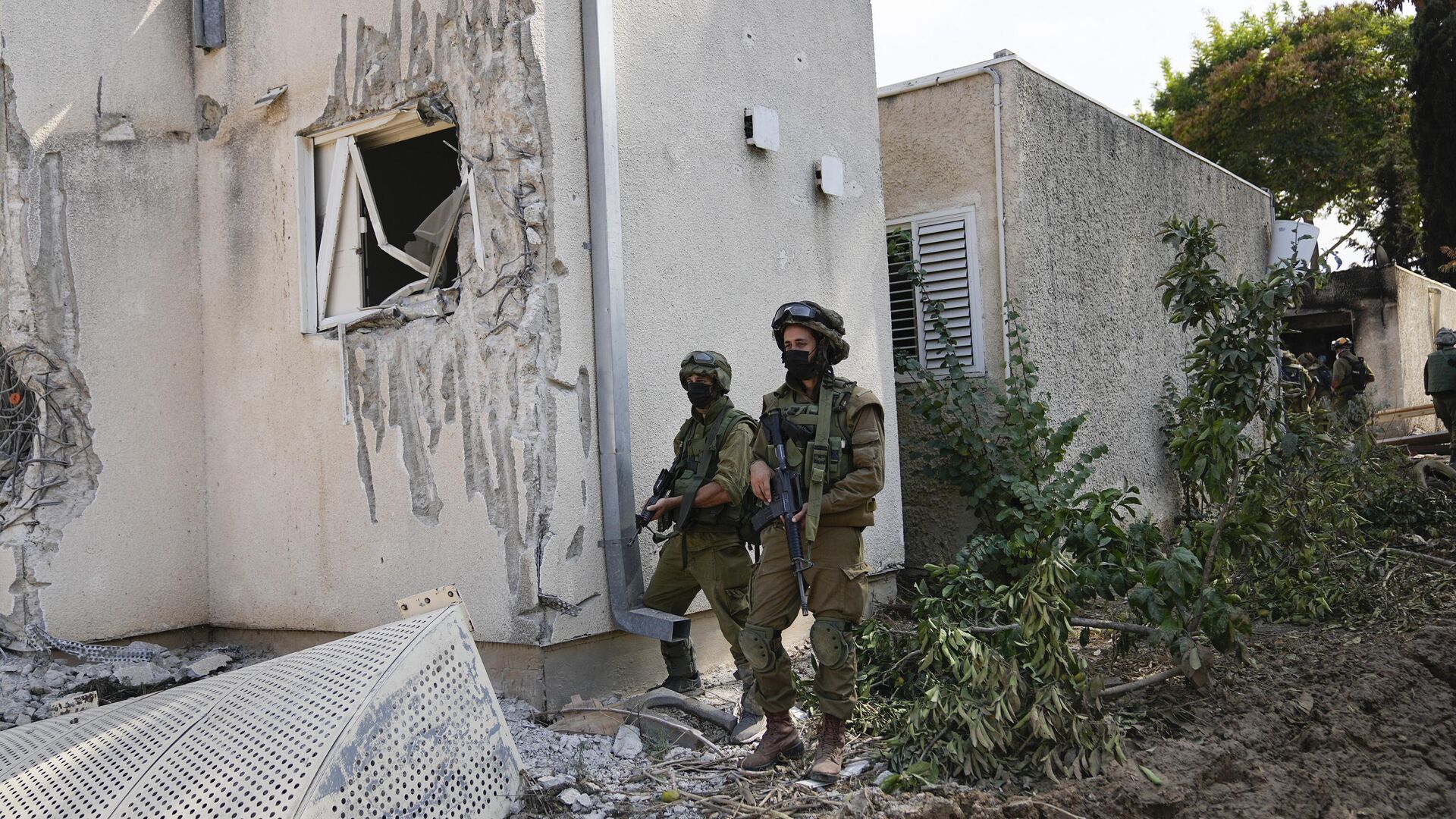 Soldados israelenses montam guarda no kibutz Kfar Azza, onde civis israelenses foram mortos pelo Hamas. Israel, 10 de outubro de 2023 - Sputnik Brasil, 1920, 11.10.2023